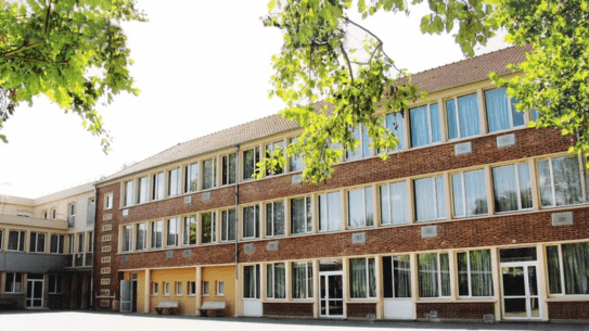Collège équipé et sécurisé avec des dispositifs de protection incendie conformes
